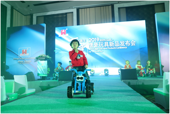 佛山市葫芦娃官网在线入口下载玩具2019年新品发布会推出具有积木等多玩法的多乐拼儿童电玩车